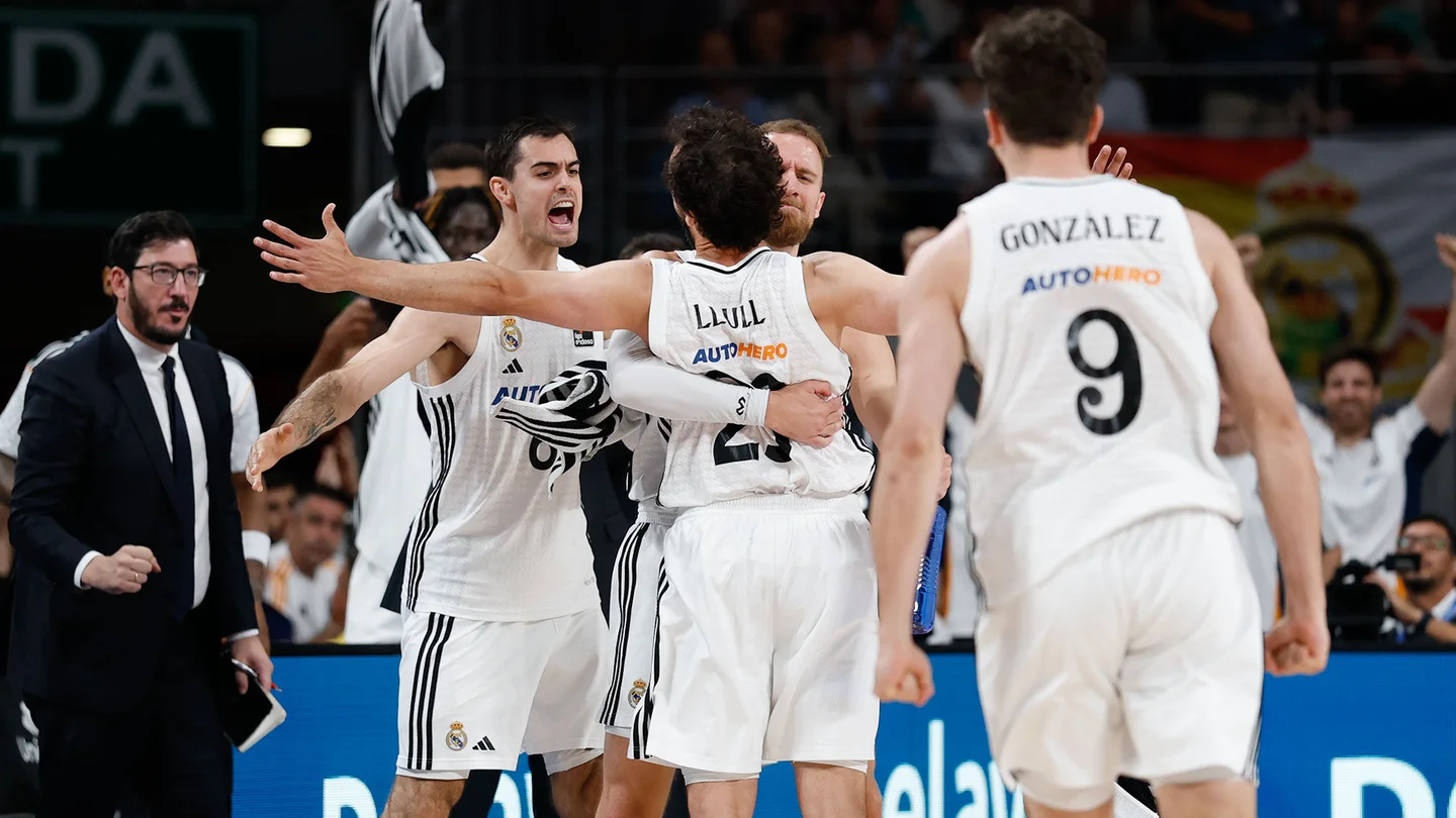 Previa Unicaja – Real Madrid | Oportunidad para cerrar la serie Los jugadores del Real Madrid celebran contra Unicaja Baloncesto