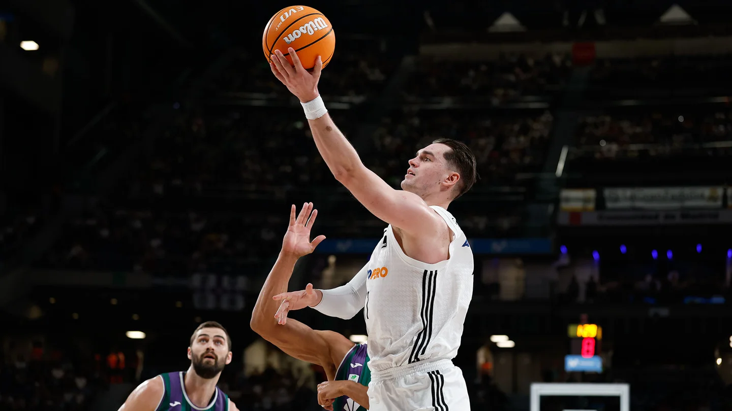 Previa Unicaja – Real Madrid | Ganar para evitar un todo o nada Hezonja, durante un partido de la serie entre Unicaja y Real Madrid Baloncesto