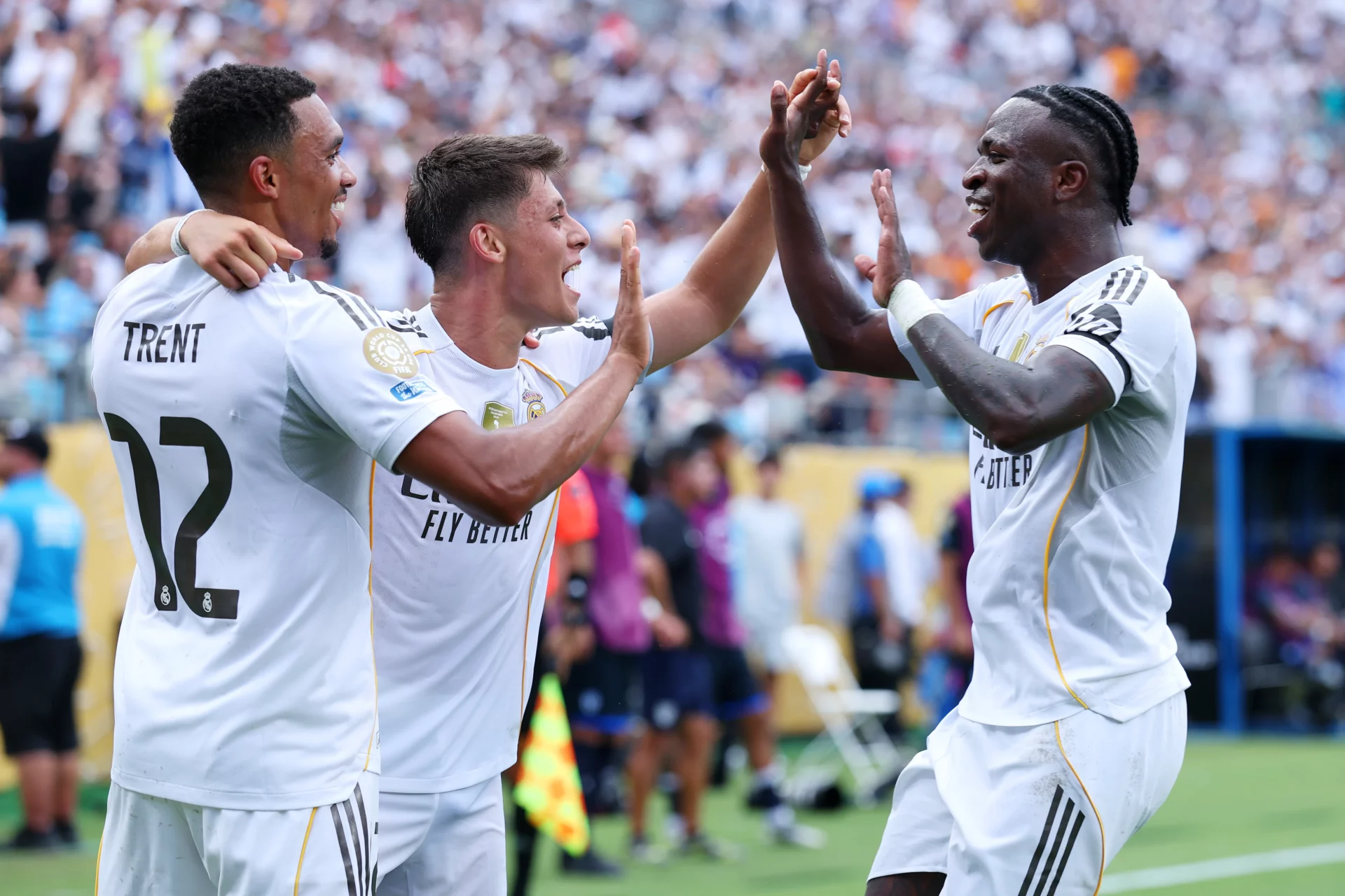 Los jugadores del Real Madrid celebran uno de los goles ante Pachuca