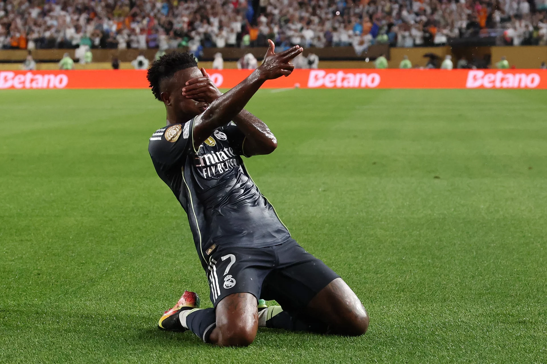 Vinicius celebra su gol en la victoria del Real Madrid frente al RB Salzburg