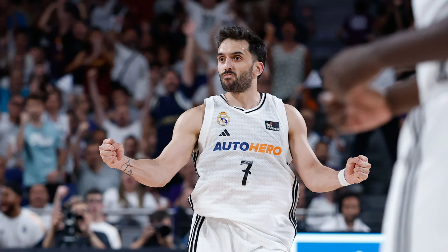 Real Madrid 102-96 Valencia Basket | El Madrid asegura el factor cancha en la prórroga Campazzo celebra en la victoria del Real Madrid ante Valencia Basket para poner el 2-0 en la final