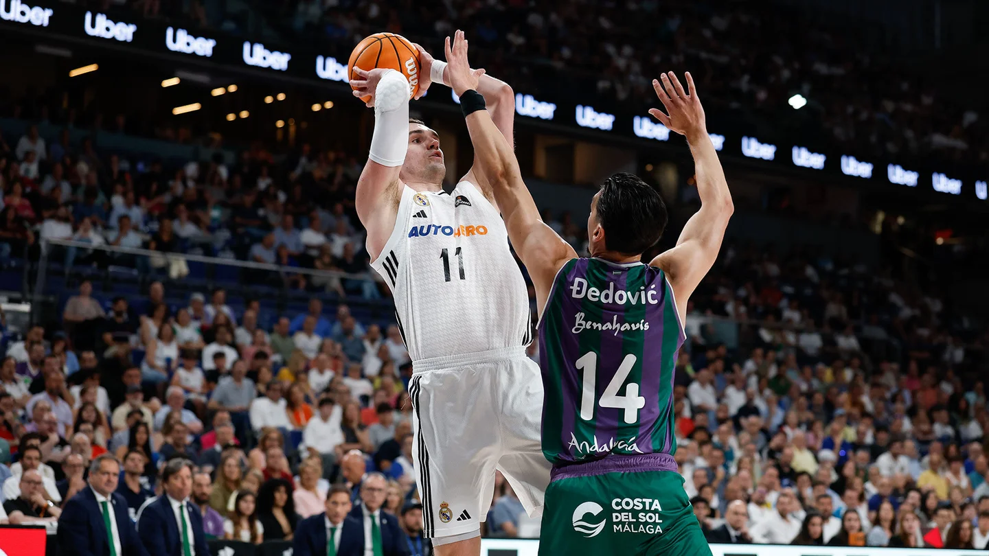 Real Madrid 90-75 Unicaja | El Madrid tira de casta y de Campazzo para poner el 2-0 Hezonja lanza a canasta en la victoria del Real Madrid frente a Unicaja Baloncesto por 90-75