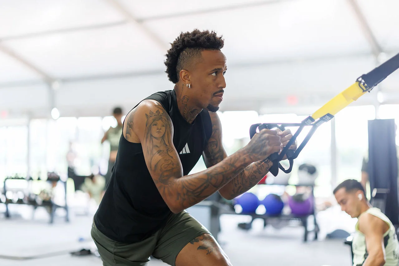 El Real Madrid, obligado a construir su cuartel general para el Mundial de Clubes: «Aquí no tenían nada» Militao, en el gimnasio móvil que ha levantado el Real Madrid para el Mundial de Clubes