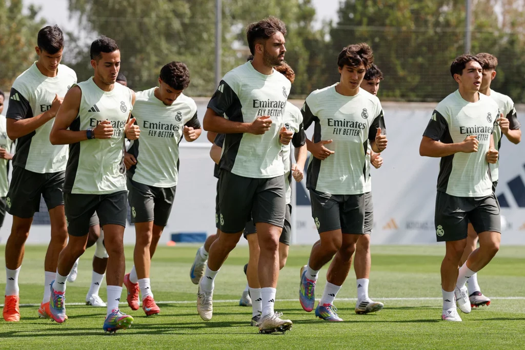 Los jugadores del Real Madrid, durante el primer entrenamiento bajo la dirección de Xabi Alonso