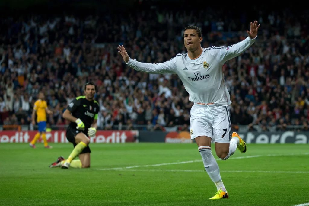 Cristiano Ronaldo celebra su gol ante la mirada de Buffon