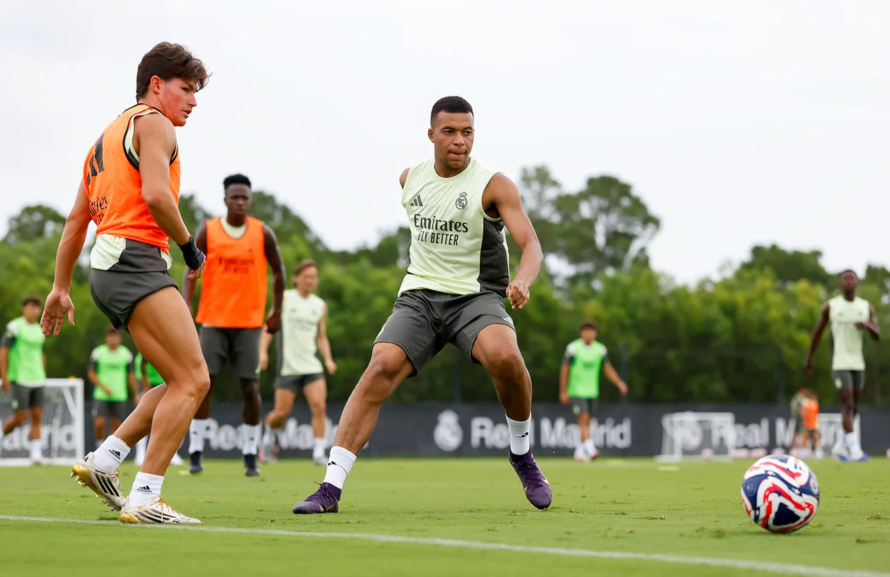 Cuatro bajas, dos dudas y la vuelta de Mbappé: así prepara el Real Madrid el partido contra la Juventus Mbappé, durante un entrenamiento previo al partido contra la Juventus