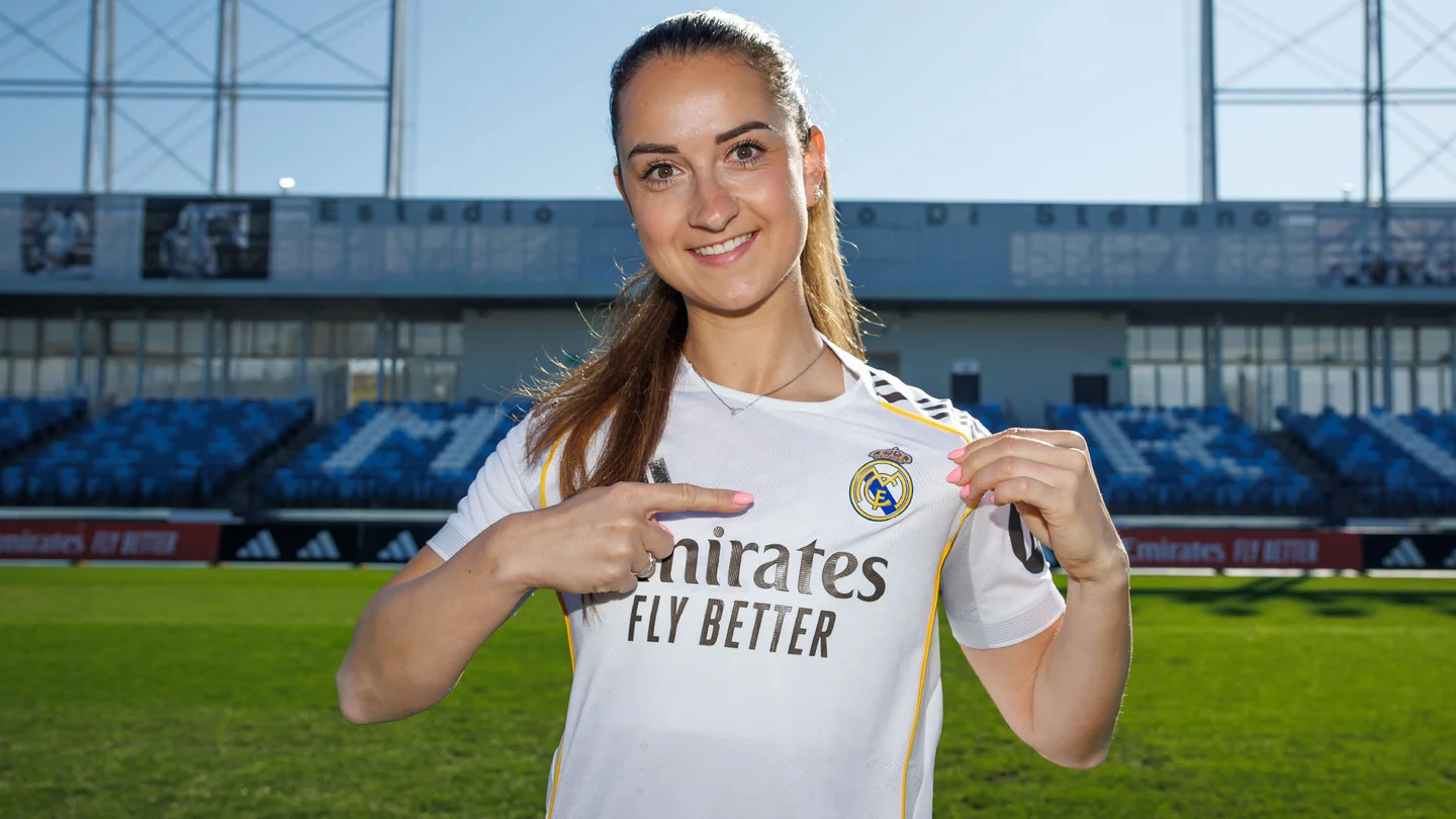 OFICIAL: Sara Däbritz ficha por el Real Madrid Femenino Sara Däbritz posa primera vez con la camiseta del Real Madrid Femenino