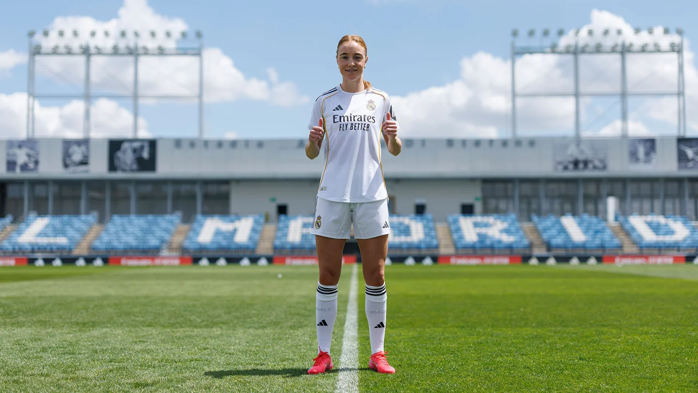 OFICIAL: Sara Holmgaard, tercer fichaje del verano en el Real Madrid Femenino Sara Holmgaard posa con la camiseta del Real Madrid Femenino en su presentación