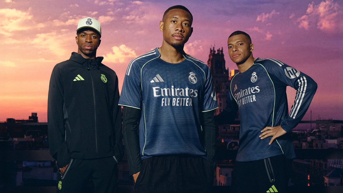 Los detalles e imágenes de la nueva segunda camiseta del Real Madrid Vinicius, Alaba y Mbappé, con la nueva segunda camiseta del Real Madrid