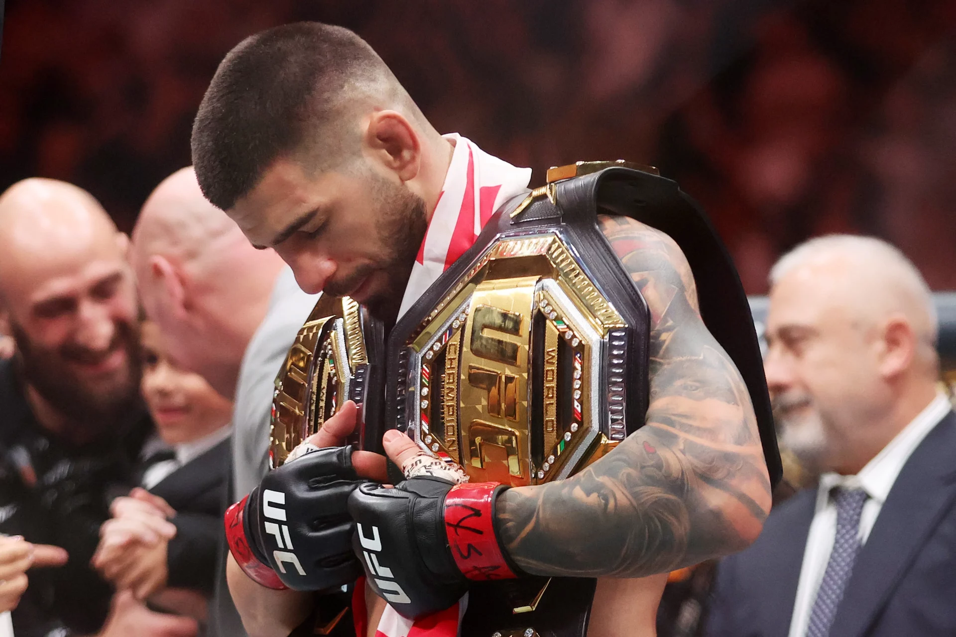 Topuria arrasa y reafirma su sueño de la UFC en el Bernabéu: «Va a pasar, seguro» Topuria ganó un nuevo cinturón de la UFC y volvió a insistir en pelear en el Santiago Bernabéu