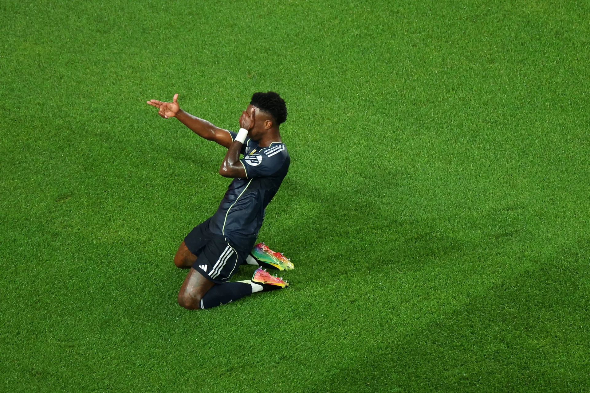 El Vinicius más rimbombante Vinicius celebra su gol al RB Salzburg en el Mundial de Clubes 2025