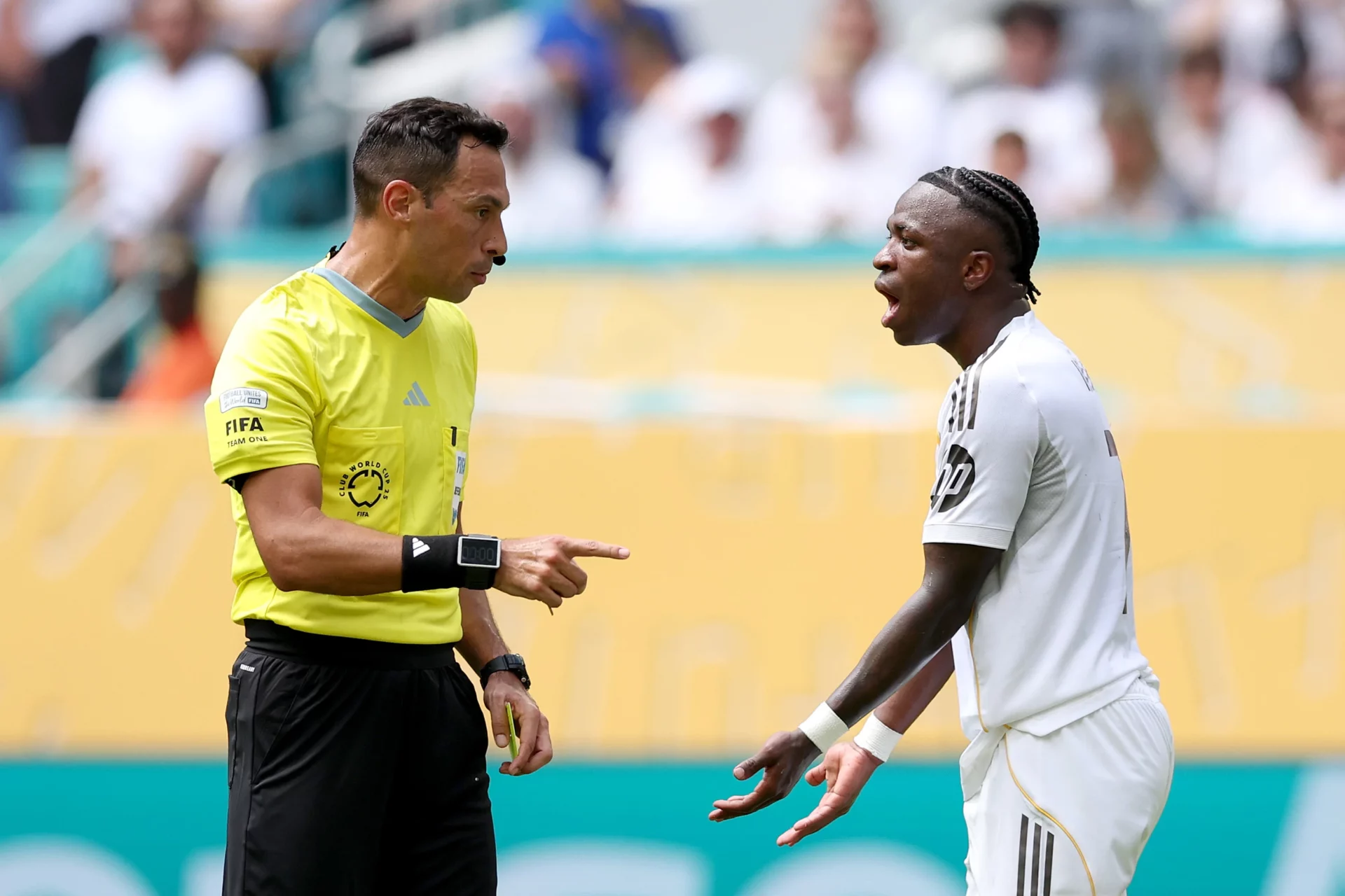 Vinicius, condicionado para el resto del Mundial de Clubes 2025 Vinicius protesta a un árbitro durante el Mundial de Clubes 2025