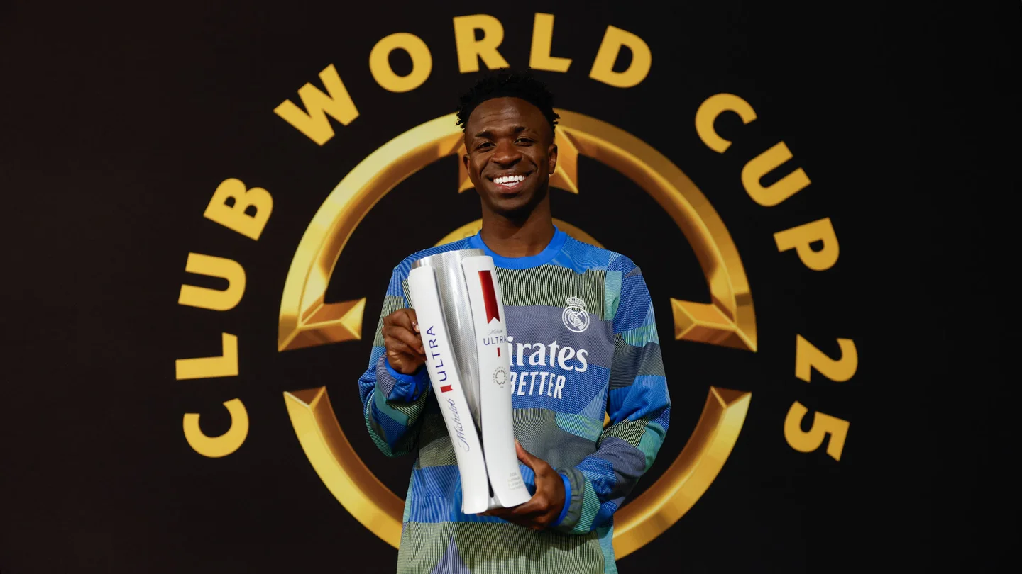Vinicius vuelve a brillar: «Podemos ganar un título muy importante para el Real Madrid» Vinicius posa con el trofeo de MVP del partido en el Mundial de Clubes 2025
