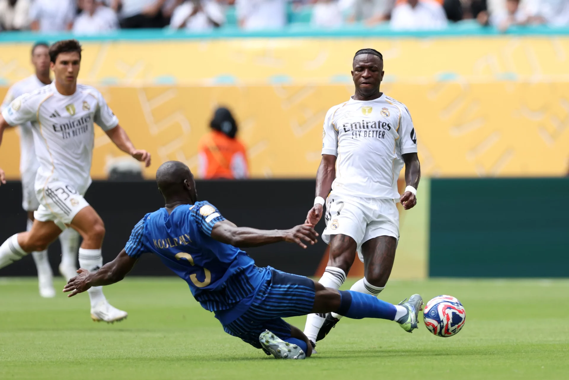 Vinicius y Rodrygo, sin reacción Vinicius sufre una entrada en el partido contra Al-Hilal del Mundial de Clubes