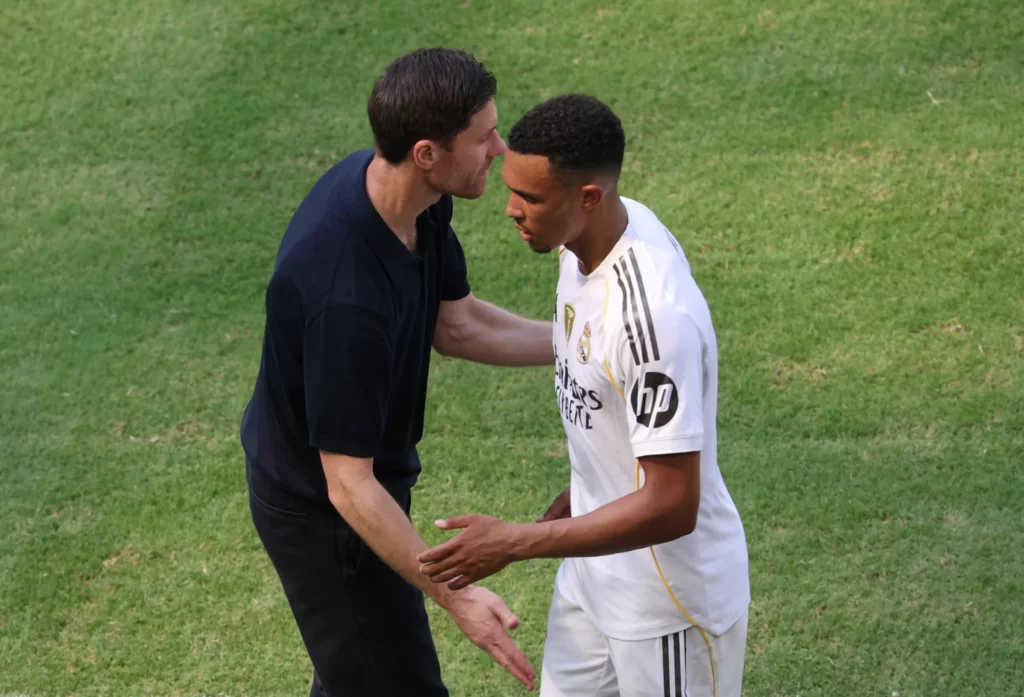 Xabi Alonso, saludando a Trent Alexander-Arnold en su debut con el Real Madrid