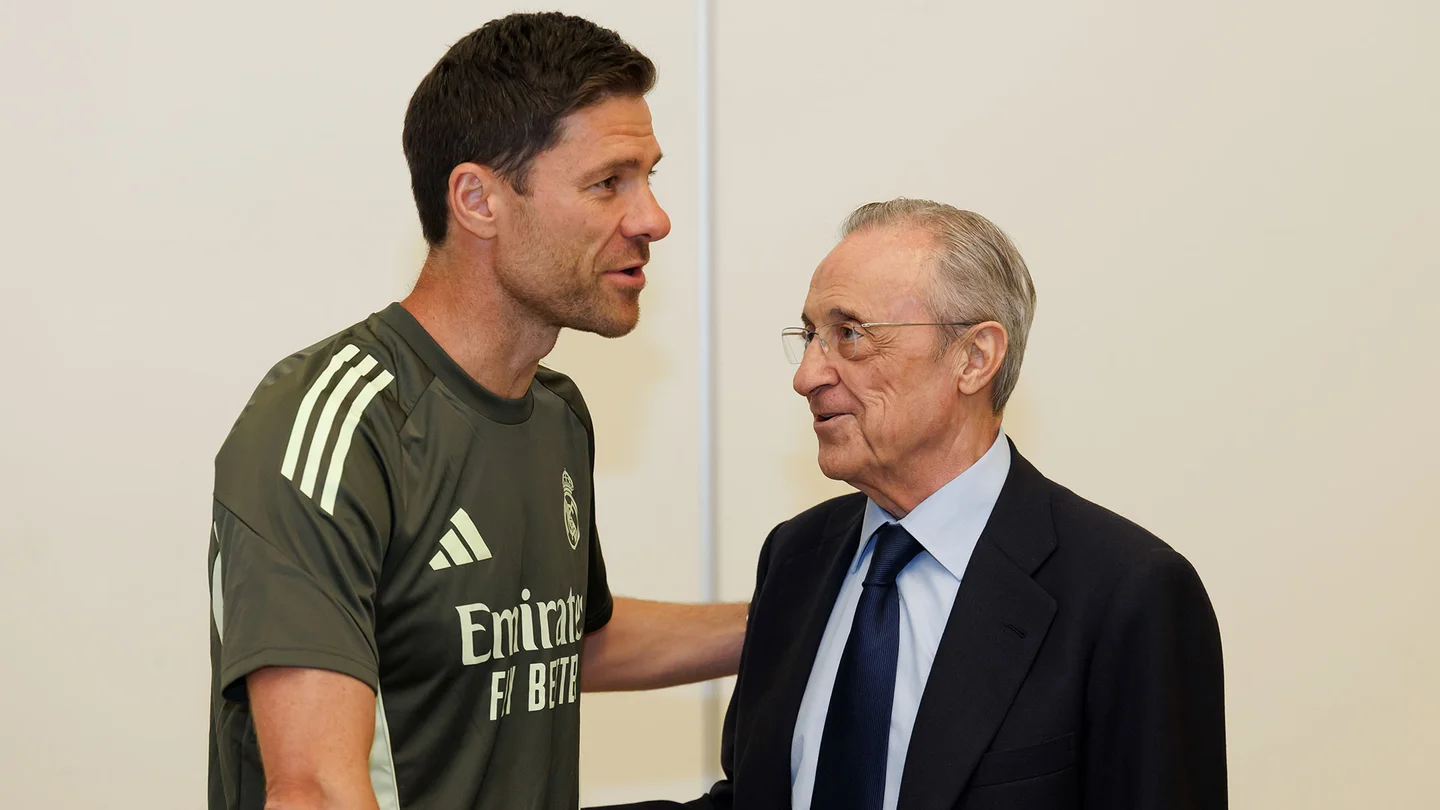 Xabi Alonso «pone las pilas» a la plantilla del Real Madrid Xabi Alonso saluda al presidente del Real Madrid, en su visita a la plantilla