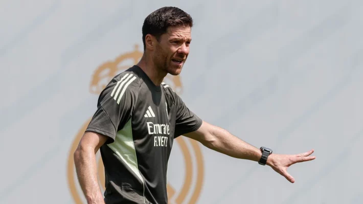 Xabi Alonso ya dirige al Real Madrid: así ha sido el primer entrenamiento Xabi Alonso ya dirige al Real Madrid: así ha sido el primer entrenamiento