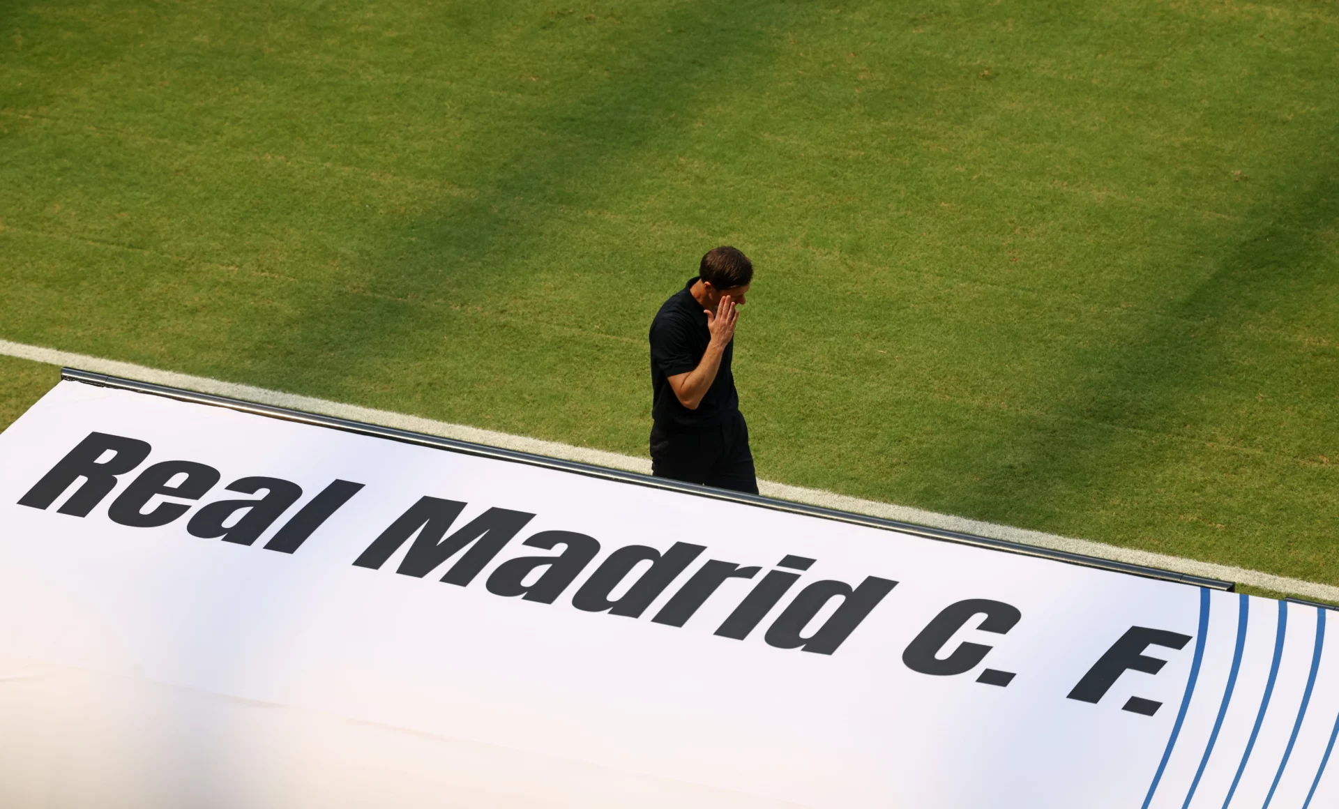 Opinión | El Real Madrid de Xabi Alonso necesita tiempo y calma Xabi Alonso, junto al banquillo del Real Madrid CF
