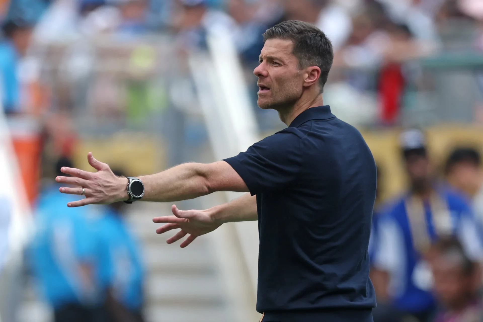 Xabi Alonso: «Es una victoria que nos refuerza mucho en lo futbolístico y en lo anímico» Xabi Alonso da ordenes durante la victoria del Real Madrid frente al Pachuca