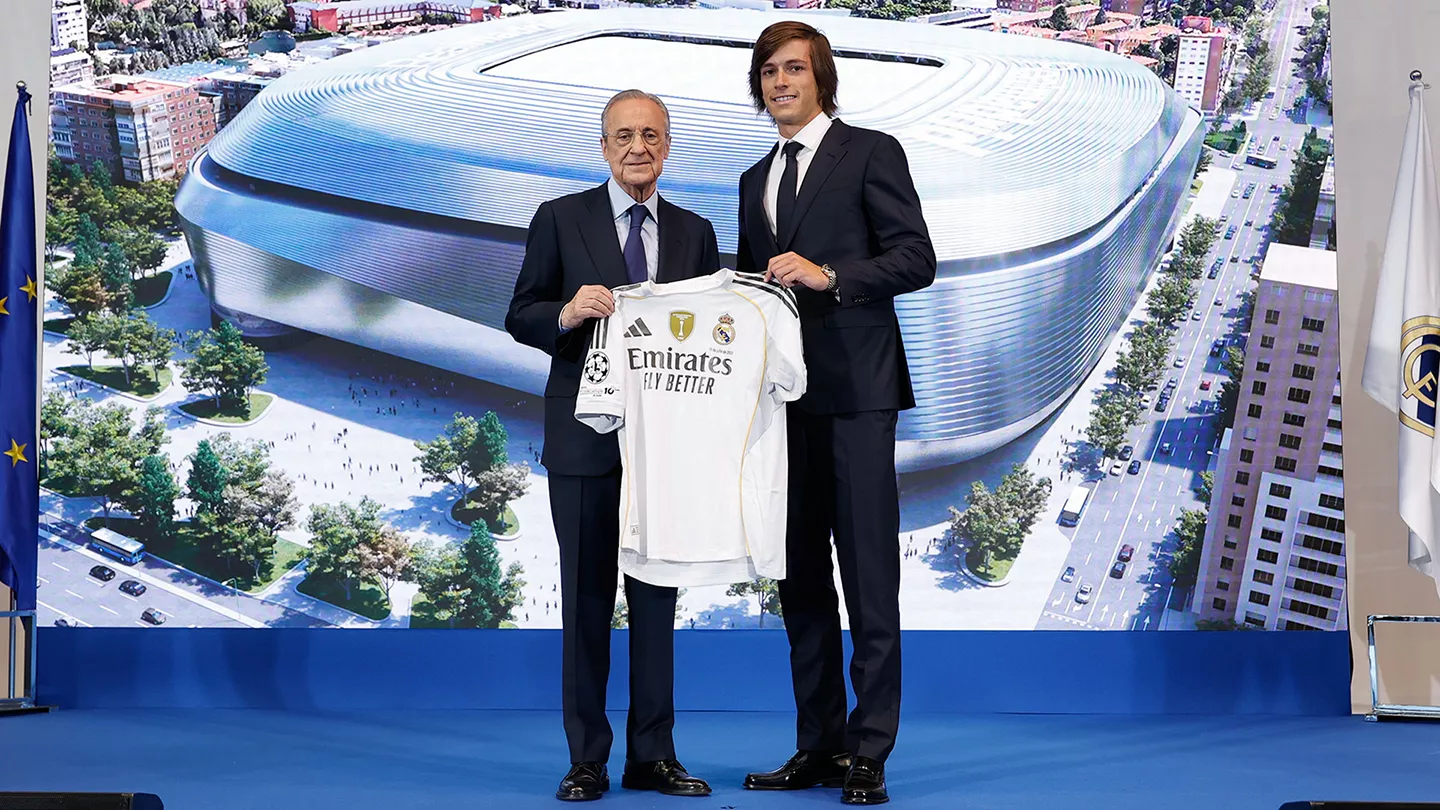Las primeras palabras de Álvaro Carreras como madridista: «Lo daré todo por esta camiseta» Álvaro Carreras posa con la camiseta del Real Madrid junto a Florentino Pérez