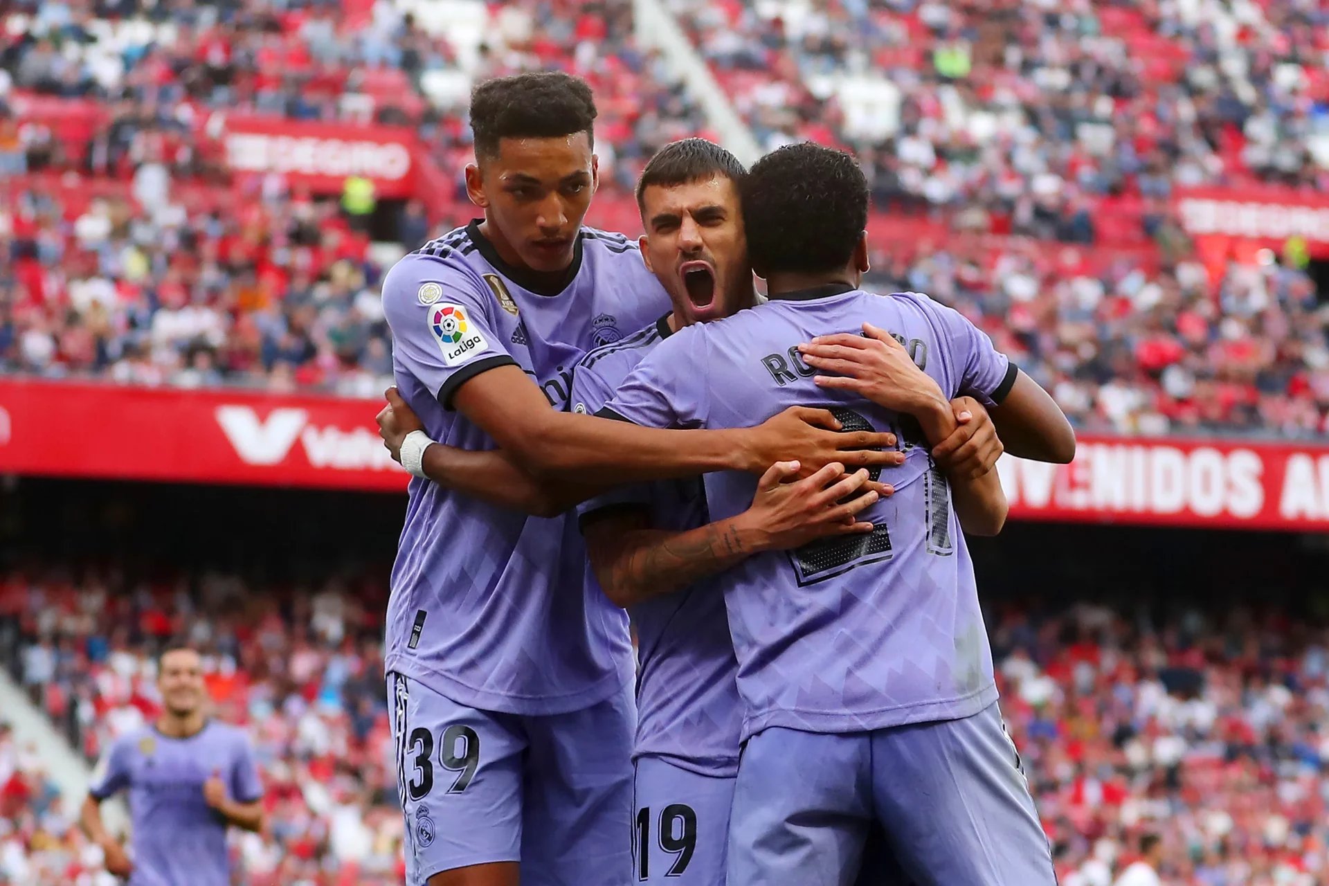 La dura confesión de Álvaro Rodríguez: «Tengo que salir del Real Madrid» Álvaro Rodríguez, junto a Ceballos y Rodrygo durante un partido del Real Madrid.
