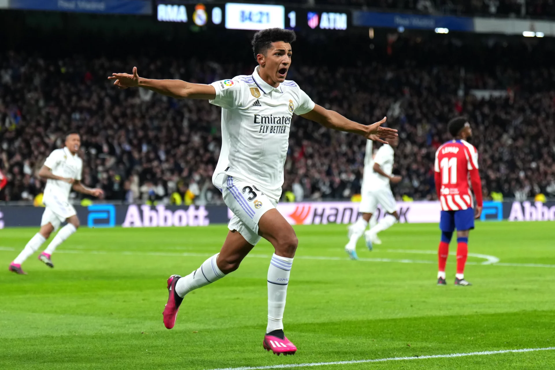 OFICIAL: El Real Madrid traspasa a Álvaro Rodríguez Álvaro Rodríguez celebra un gol con el Real Madrid.
