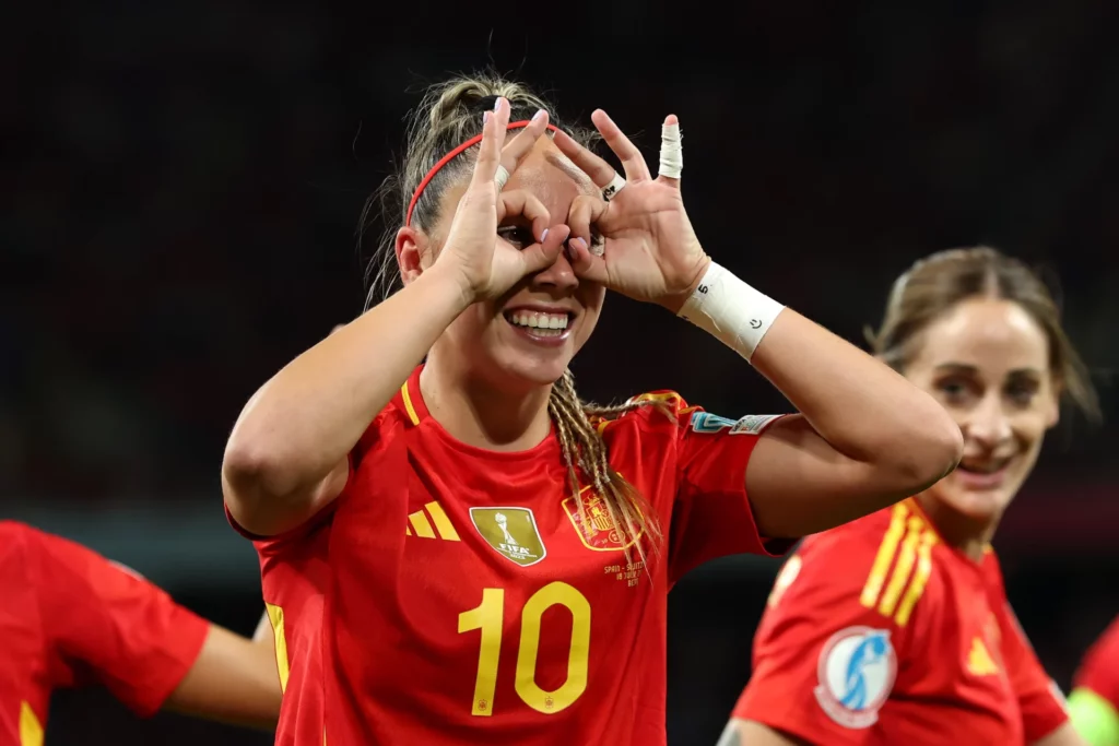 Athenea del Castillo hace su habitual celebración tras marcar a Suiza en la Eurocopa Femenina 2025.