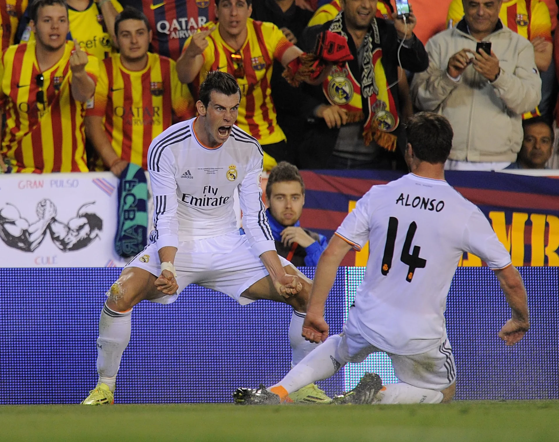 Bale lanza un aviso al Barcelona: «El Real Madrid de Xabi Alonso se prepara para ser feroz» Bale y Xabi Alonso celebran un gol al Barcelona con el Real Madrid