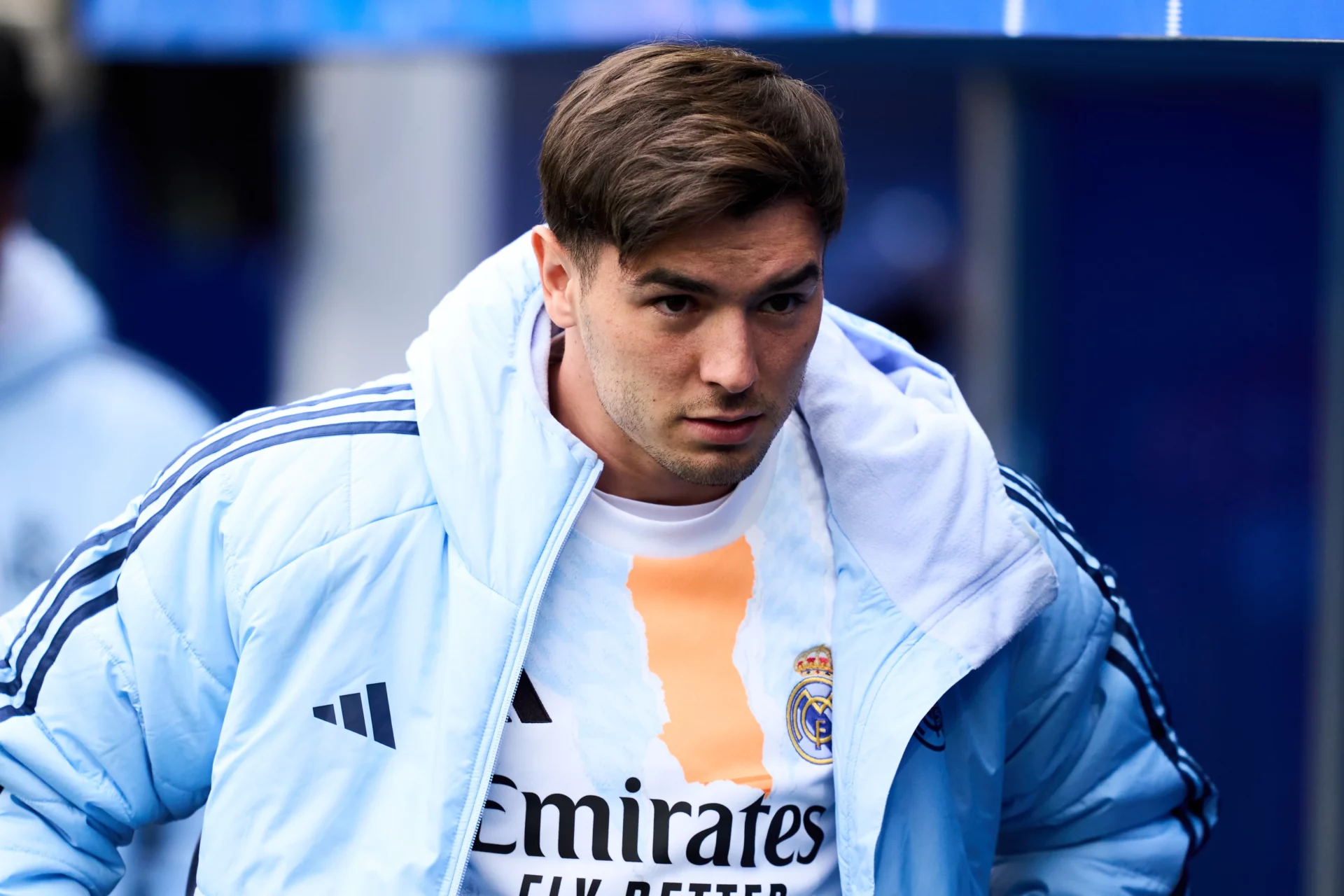 Brahim Díaz, rumbo al banquillo durante un partido del Real Madrid en 2025.