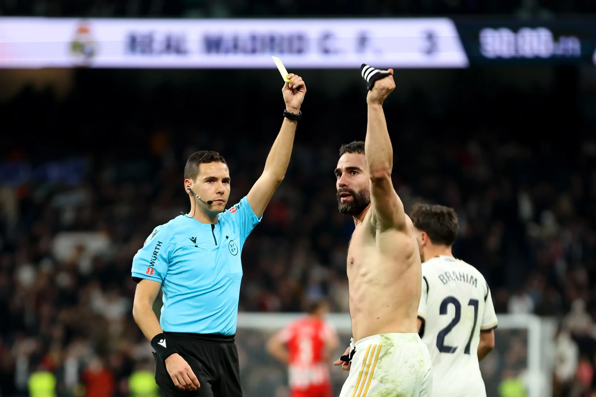 El brazalete del Real Madrid, en buenas manos: estos son los nuevos capitanes Carvajal levanta el brazalete de capitanes del Real Madrid.