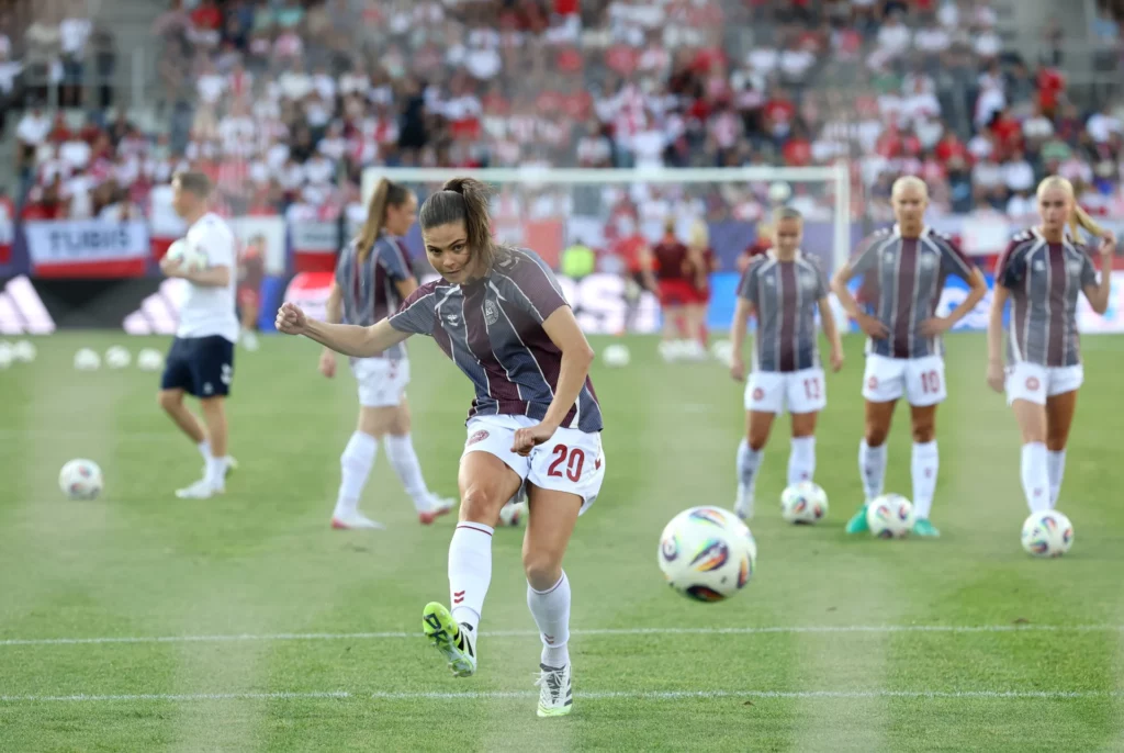 Signe Bruun, durante un calentamiento en la Eurocopa Femenina 2025.