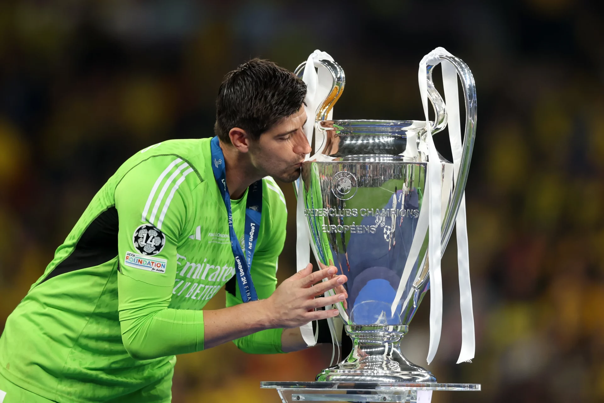 Courtois besa el trofeo de campeón de la Champions League.