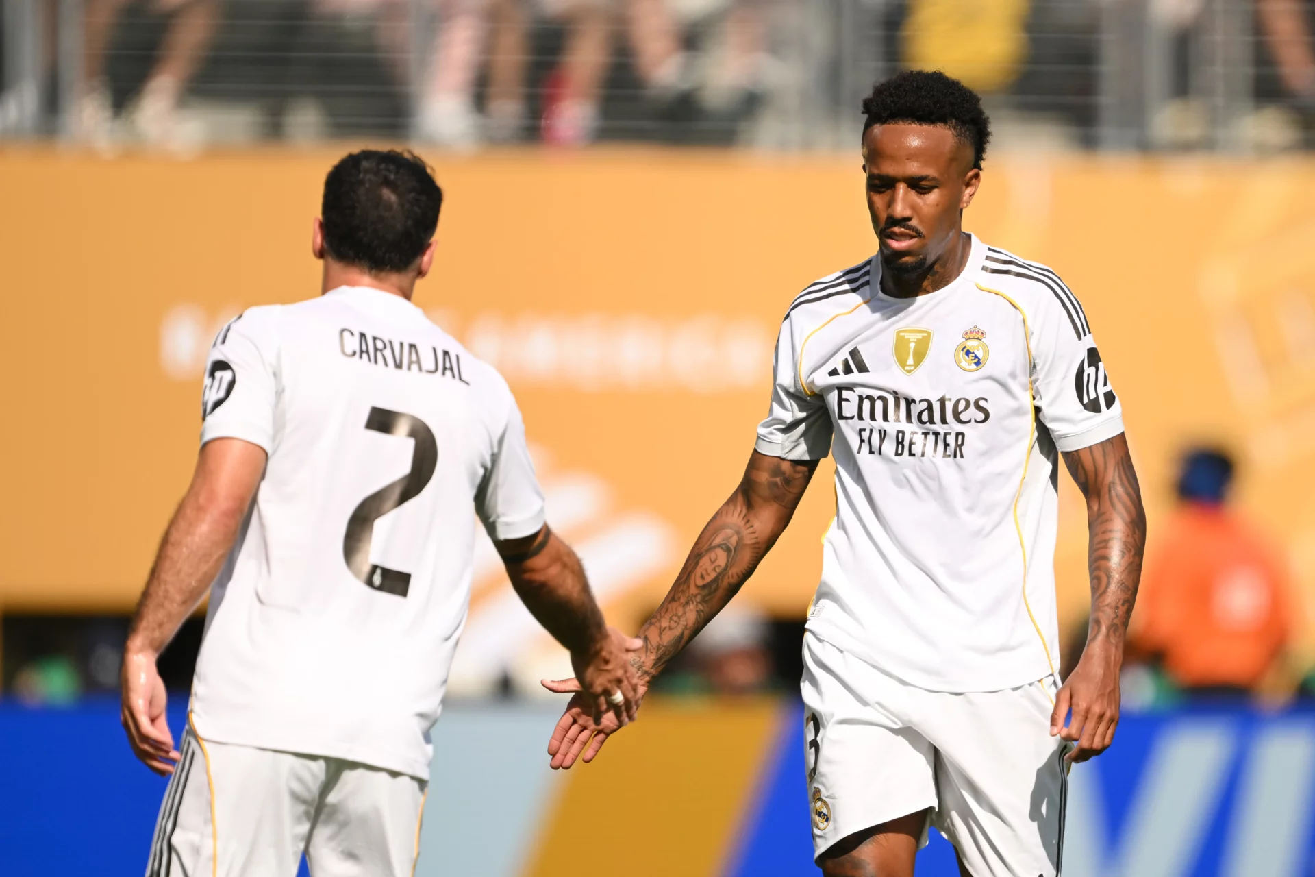 Carvajal y Militao dan las únicas buenas noticias en el Real Madrid Carvajal y Militao se saludan durante su primer partido con el Real Madrid tras sus graves lesiones