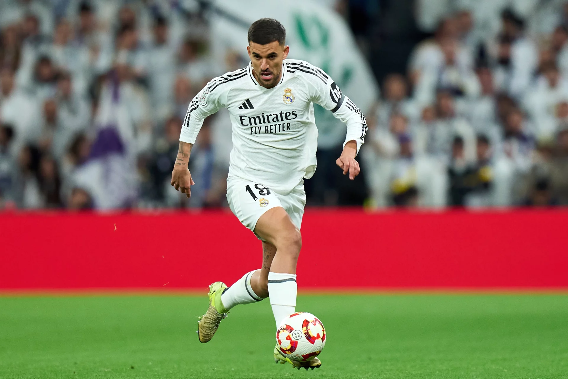 El Real Madrid cuenta con Ceballos Ceballos conduce el balón con el Real Madrid.