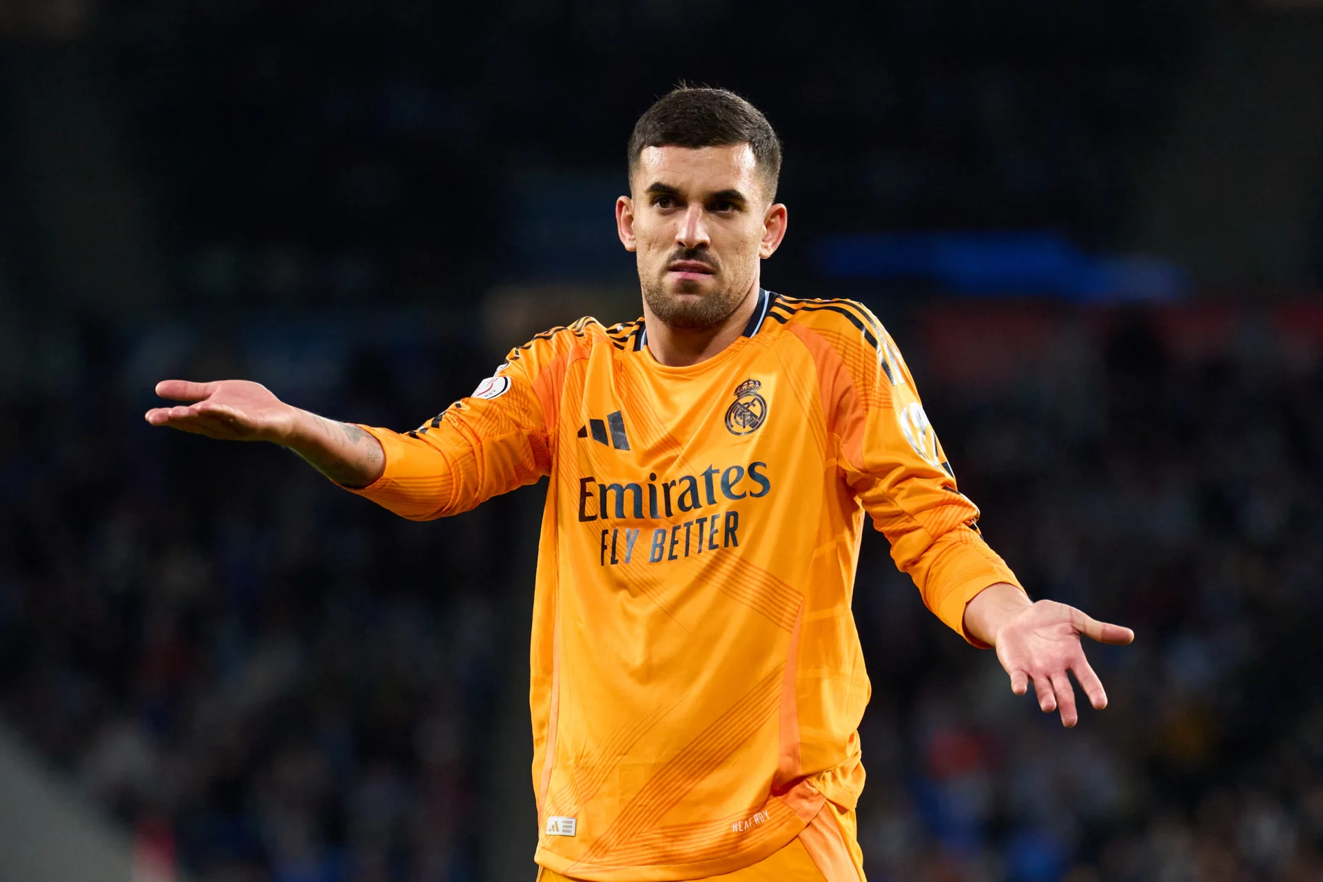 Se calienta la posible salida de Ceballos: el Real Madrid pone precio Ceballos, durante un partido con el Real Madrid en 2025