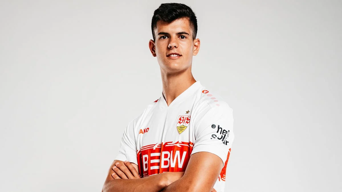 OFICIAL: El Real Madrid traspasa a Chema Andrés Chema Andrés posa con su nuevo equipo tras su traspaso desde el Real Madrid