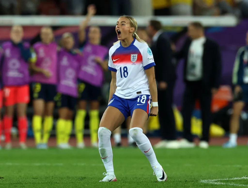 Chloe Kelly celebra su gol de penalti a Suecia en la Eurocopa Femenina 2025.