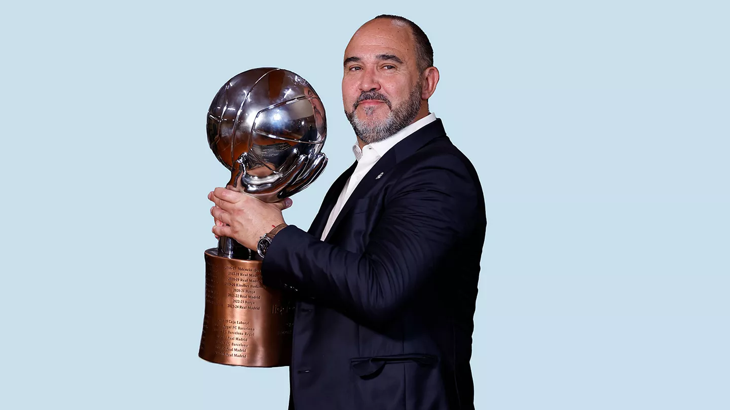 Chus Mateo posa con la Liga Endesa, su último título como entrenador del Real Madrid Baloncesto