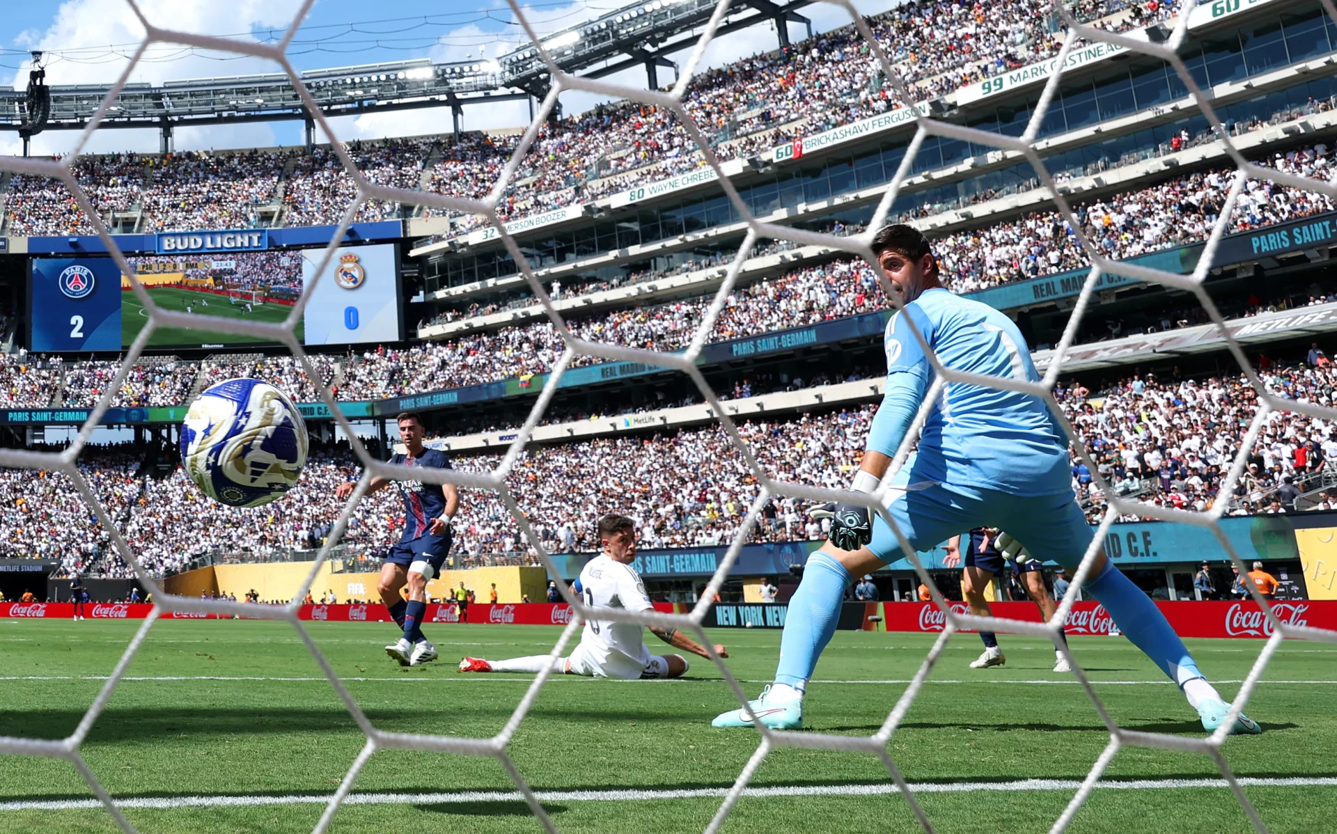 Courtois da la cara tras la eliminación: «Es una derrota dura de la que hay que aprender» Courtois encaja uno de los goles de la eliminación del Real Madrid del Mundial de Clubes