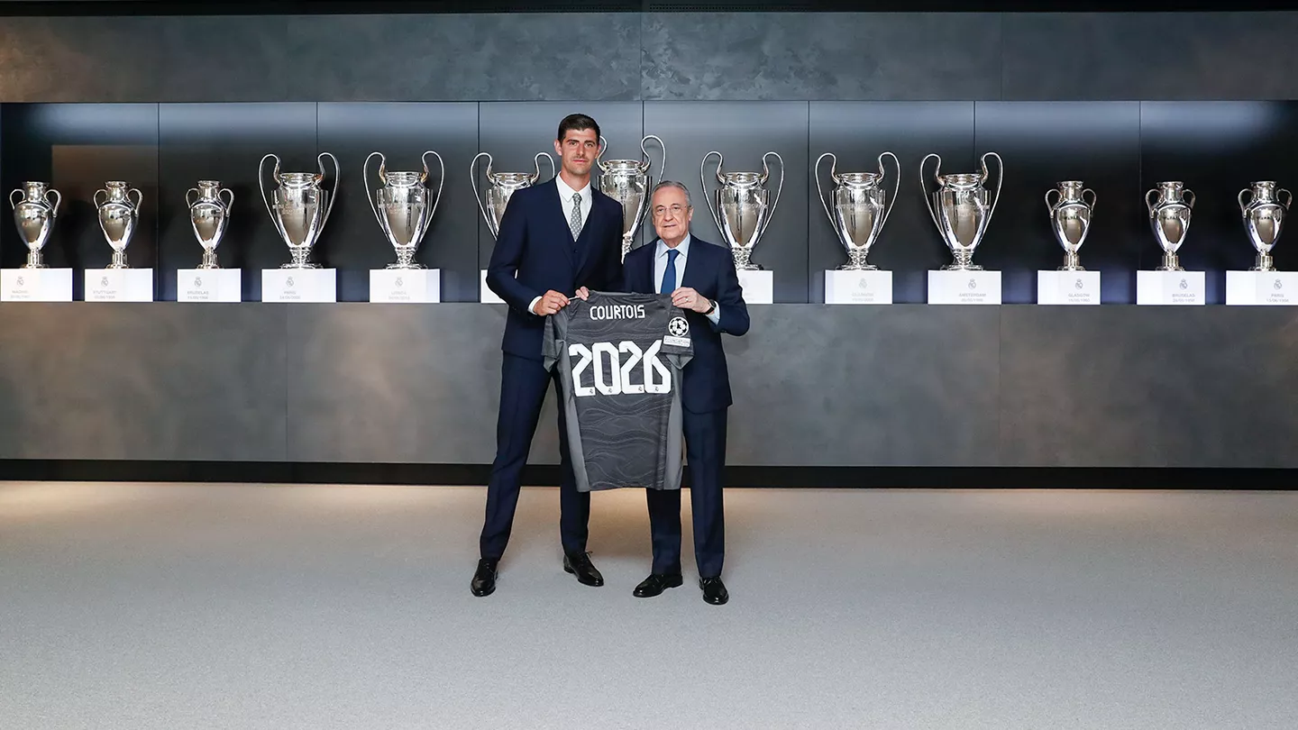 Courtois, junto a Florentino Pérez, en su anterior renovación con el Real Madrid