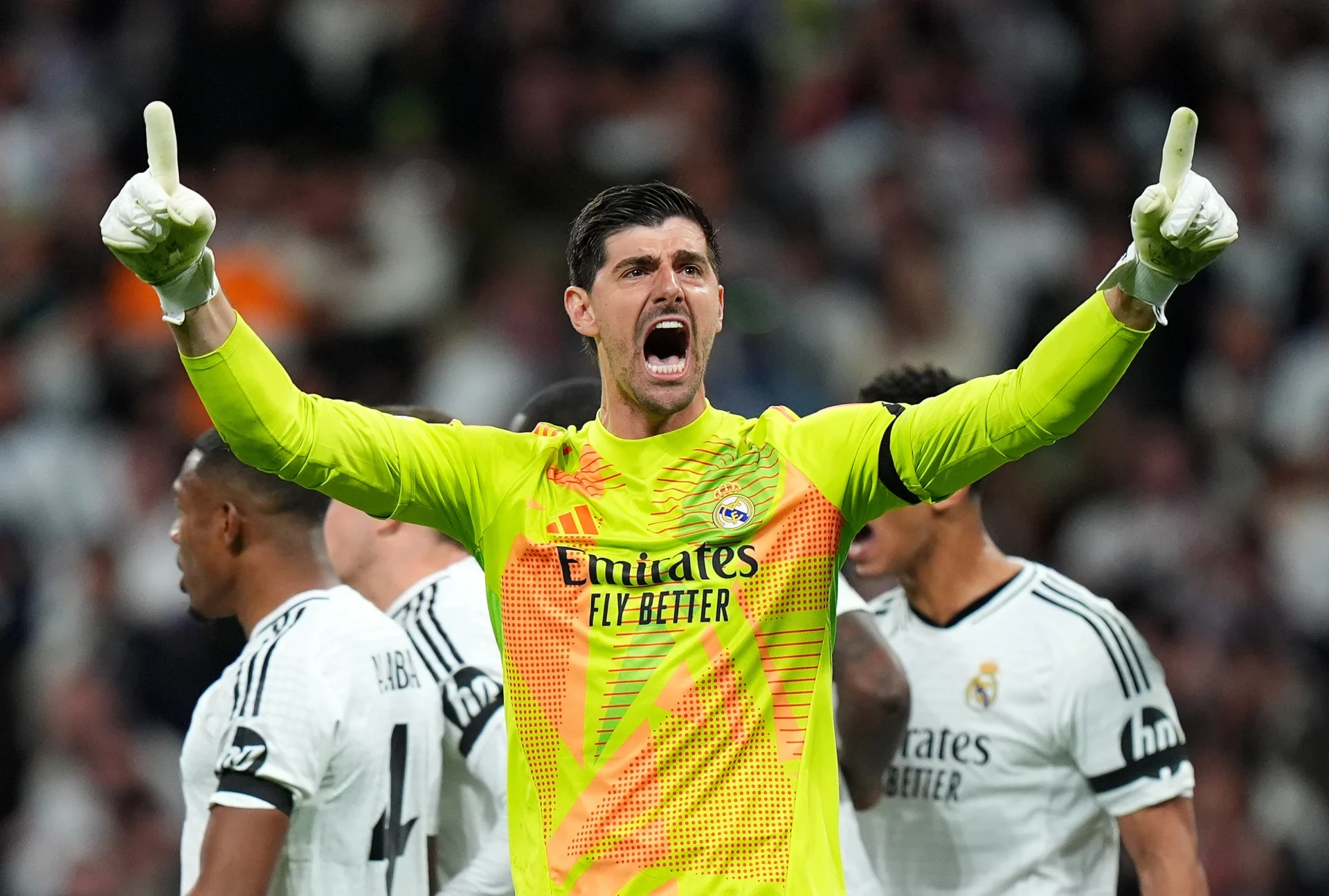 Courtois lo tiene muy claro: «Mi sueño es retirarme en el Real Madrid» Courtois celebra una parada con el Real Madrid.
