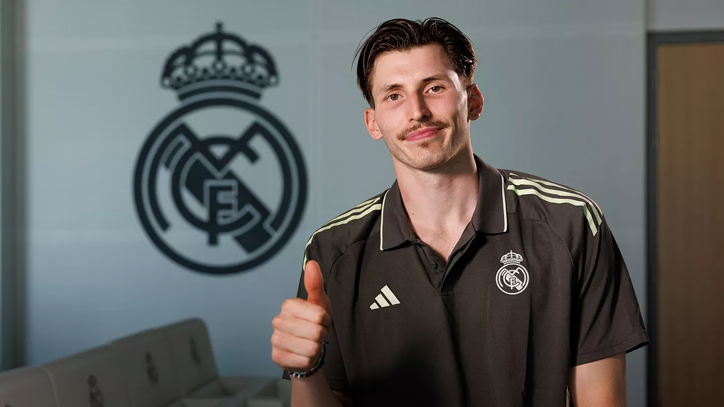 OFICIAL: David Kramer firma por el Real Madrid Baloncesto David Kramer posa durante su presentación como nuevo jugador del Real Madrid Baloncesto