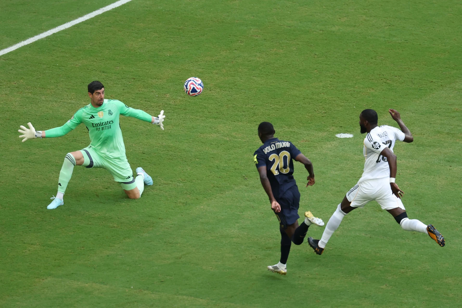 Courtois y la defensa del Real Madrid persiguen a Kolo Muani en el Mundial de Clubes 2025.