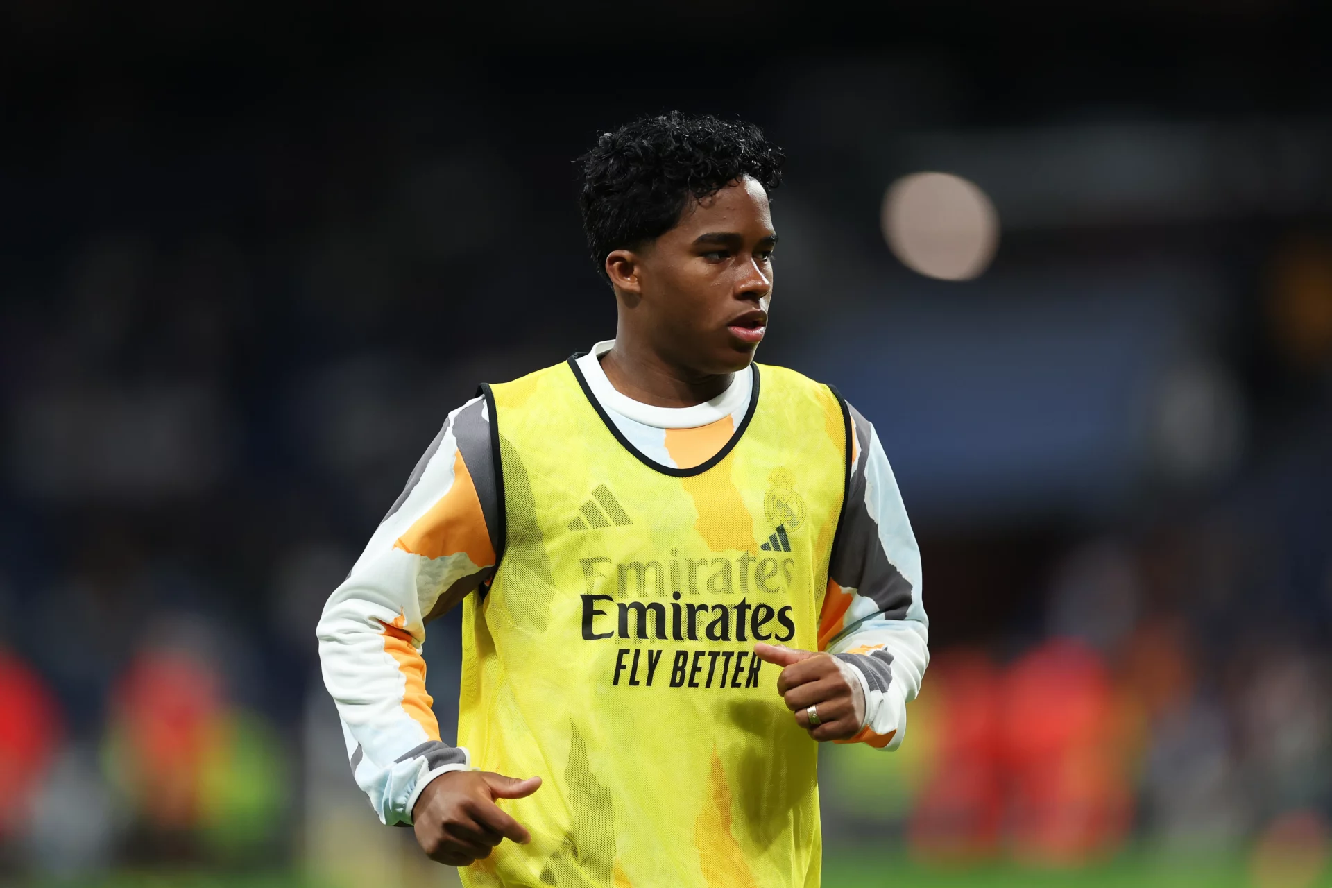 Endrick se pone a punto para una temporada clave en el Real Madrid Endrick calienta en el Santiago Bernabéu.
