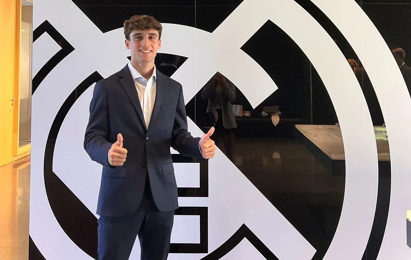 El Real Madrid roba al Atlético una de las perlas de su cantera Gabriel Castrelo, durante la firma de su contrato con el Real Madrid