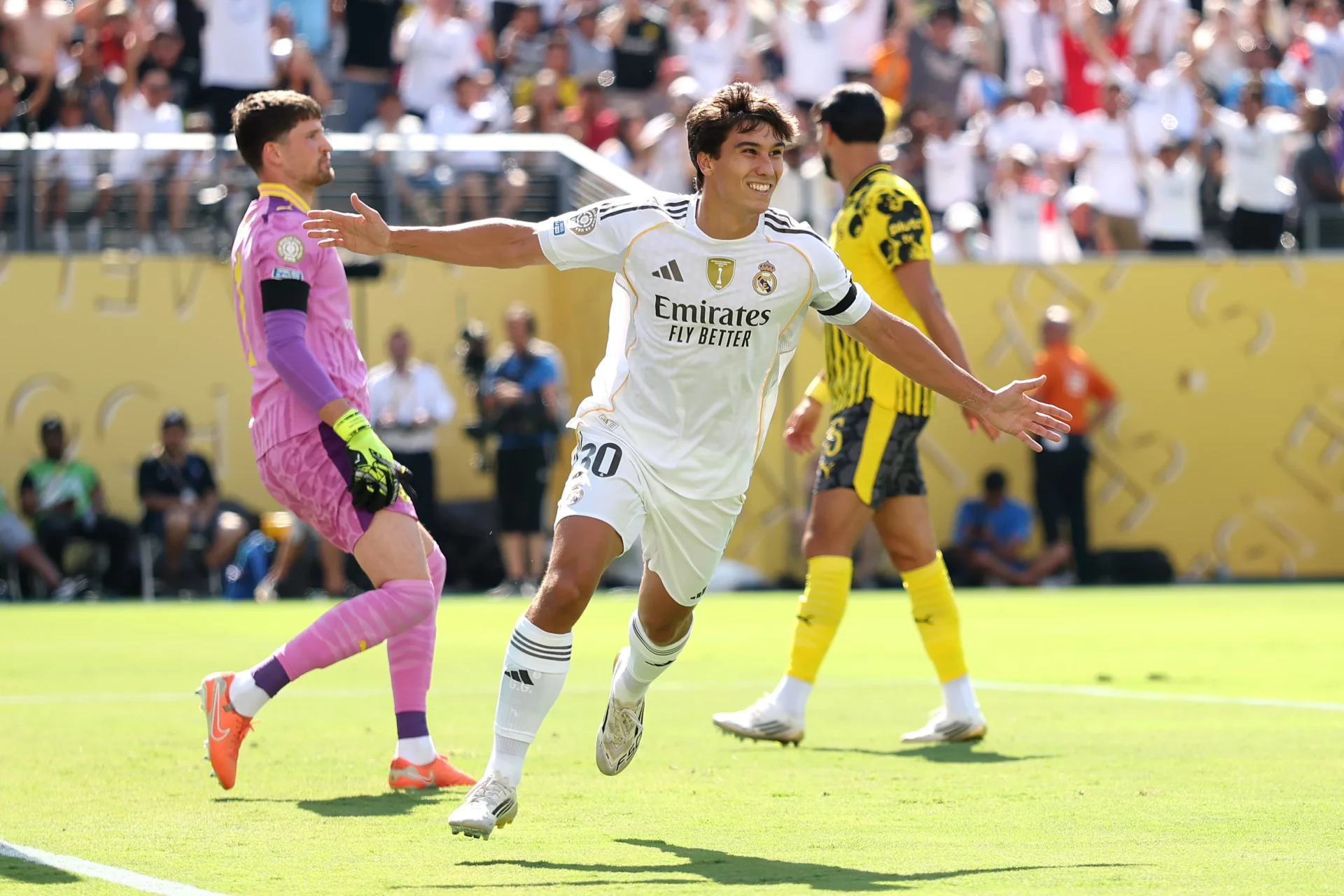 El Real Madrid blinda a Gonzalo García Gonzalo García celebra un gol con el Real Madrid durante el Mundial de Clubes