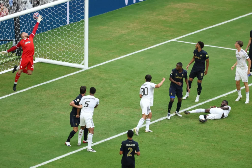 El cabezazo de Gonzalo García supera a Di Gregorio para el gol del Real Madrid a la Juventus