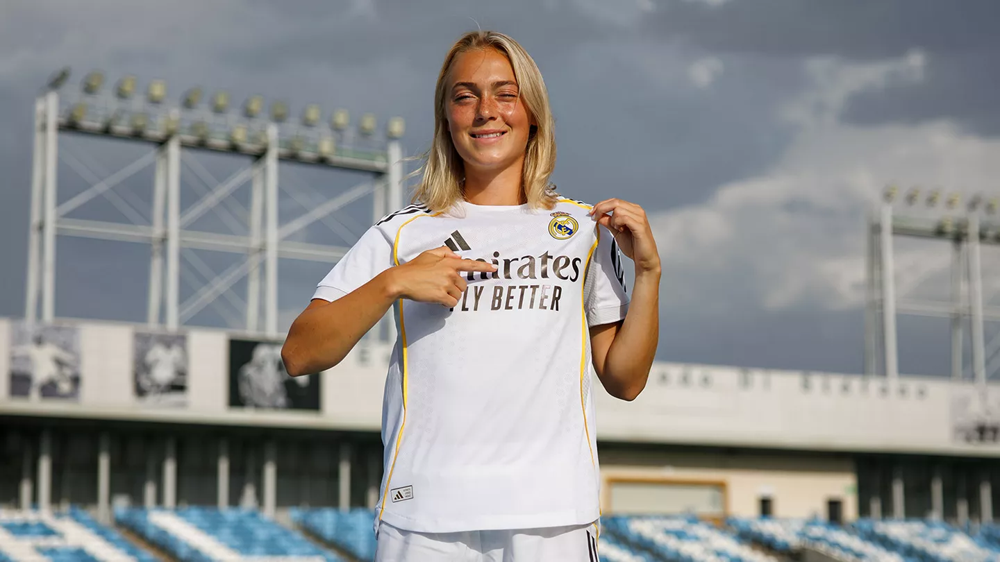 Hanna Bennison posa con la camiseta del Real Madrid durante su presentación