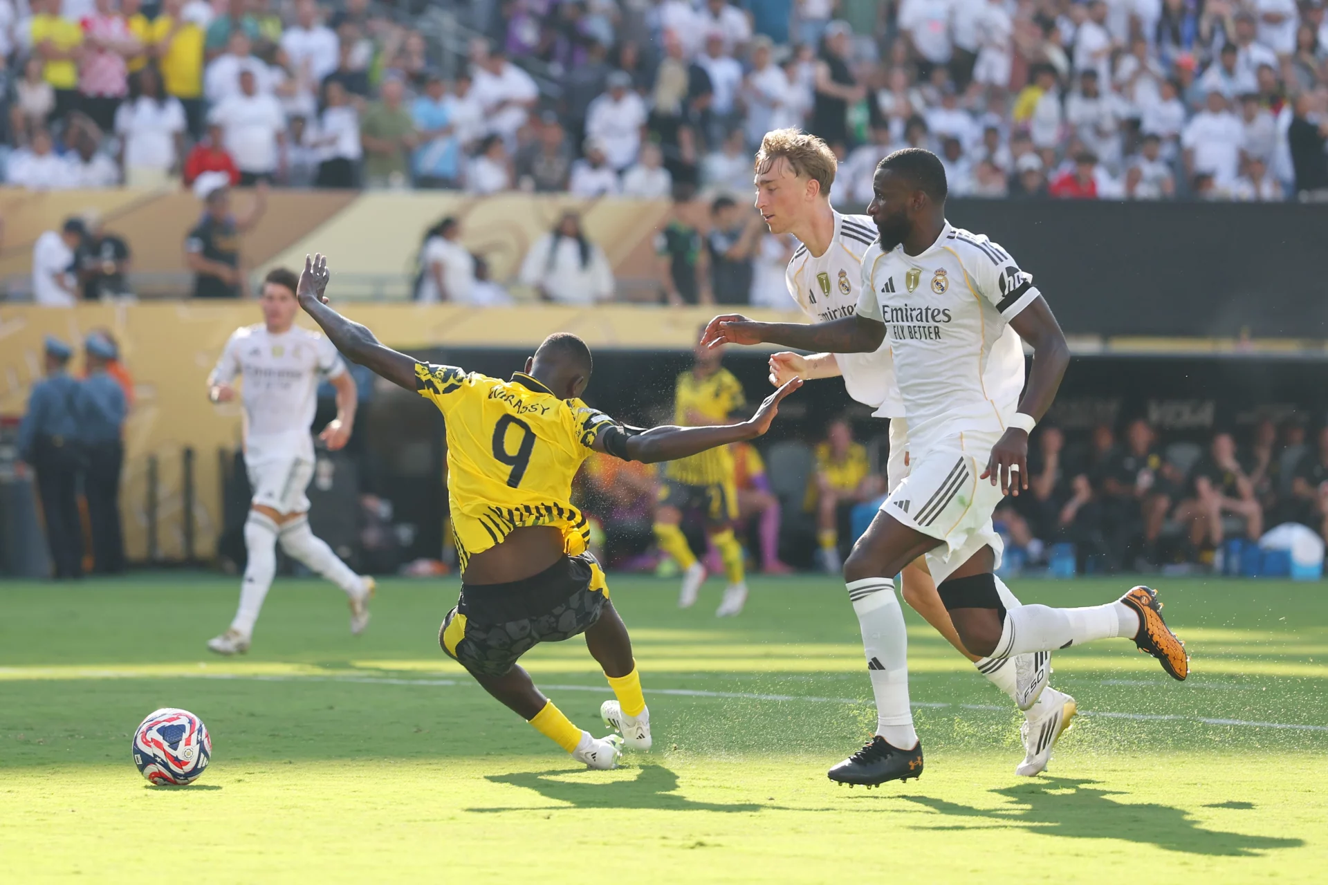 Huijsen se da de bruces La jugada por la que Huijsen recibió una expulsión ante el Dortmund