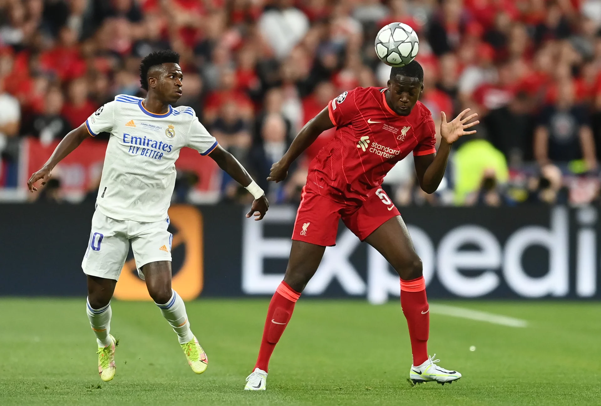 Konaté entra en el radar del Real Madrid Konaté, junto a Vinicius, durante un partido entre Real Madrid y Liverpool.
